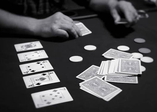 Bàn Poker với bài chung được lật qua từng vòng cược