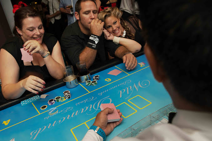 Người mới học cách phân tích tay bài Poker hiệu quả